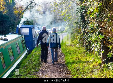 Herbstspaziergang am Fluss entlang Stockfoto