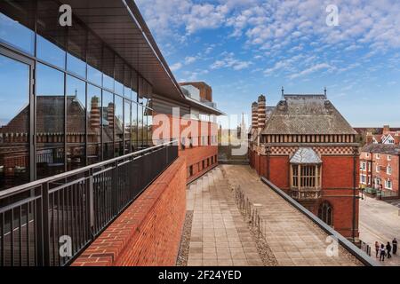 Blick auf das Swan Theatre vom Dach des Royal Shakespeare Theatre in Stratford-on-Avon mit der Holy Trinity Church in der Ferne, England Stockfoto