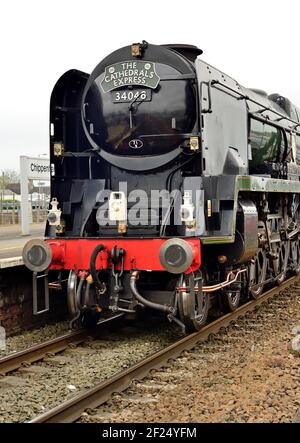 Der wiederaufgebaute West Country Pacific No 34046 Braunton hält an der Chippenham Station, während er die Cathedrals Express St. George's Day Railtour schleppt. 23.04.2014. Stockfoto