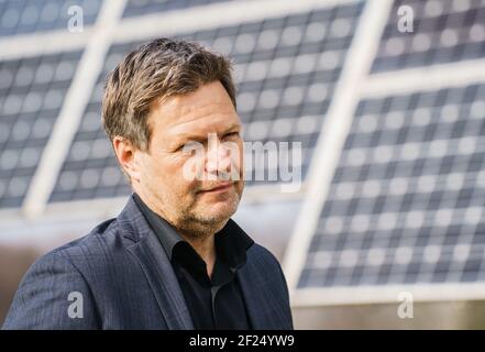 10. März 2021, Rheinland-Pfalz, Sprendlingen: Robert Habeck (Bündnis 90/die Grünen), einer der beiden Bundesvorsitzenden seiner Partei, steht im Solarpark Sprendlingen. Die Spitzenkandidatin der Grünen im Rheinland-pfälzischen Spiegel ist auf Wahlkampftour und erhält Unterstützung von der Bundesvorsitzenden ihrer Partei. Die Landtagswahl in Rheinland-Pfalz ist für den 14. März 2021 geplant. Foto: Andreas Arnold/dpa Stockfoto