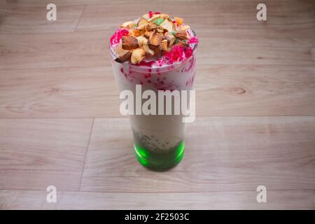 Frühstück Smoothie Zutaten in Glas, Kochen Konzept, isoliert auf weißem Hintergrund. Milchshake. Protein-Diät. Gesunde Ernährung Konzept. Trinken, o Stockfoto