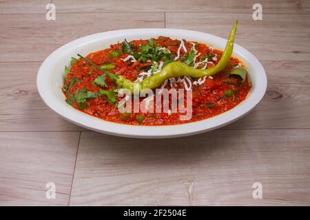 Matar Paneer Curry Rezept mit Quark, grüne Erbsen, serviert in einer Schüssel. Selektive Fokus Delhi, Rajasthan Indien. Draufsicht Indisches Gemüse Curry auf rot Stockfoto