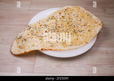 Frisches und hängendes Brot auf grauem Zementhintergrund mit Kopierraum. Draufsicht auf mehrere perfekte Blumenbrote Stockfoto