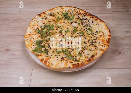 indische spezielle Fladenbrot auch als Tandoori kulcha oder naan bekannt, serviert in einem weißen Keramik-Viertel Teller Stockfoto