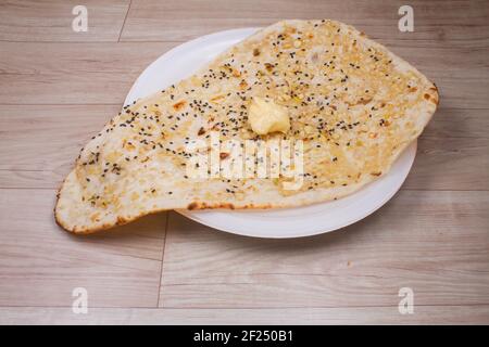 Frisches und hängendes Brot auf grauem Zementhintergrund mit Kopierraum. Draufsicht auf mehrere perfekte Blumenbrote Stockfoto