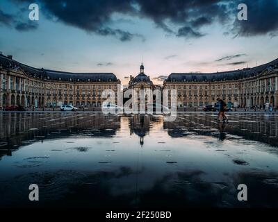 Miroir d ' Eau am Place De La Bourse in Bordeaux Stockfoto