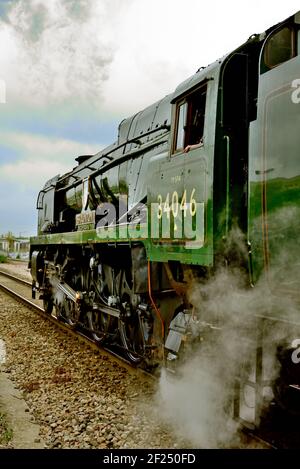 Der wiederaufgebaute West Country Pacific No 34046 Braunton hält an der Chippenham Station, während er die Cathedrals Express St. George's Day Railtour schleppt. 23.04.2014. Stockfoto