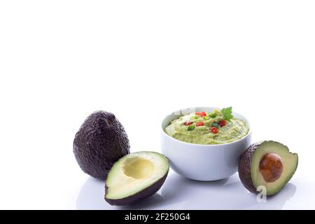 Guacamole Schale mit Avocados isoliert auf weißem Hintergrund mit Kopierraum. Stockfoto