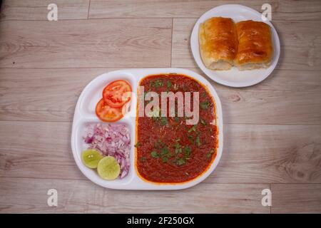 Indisches Mumbai Essen Pav Bhaji aus Gemüse mit Brot Nahaufnahme in einer Schüssel auf dem Tisch. Horizontale Draufsicht von oben Stockfoto