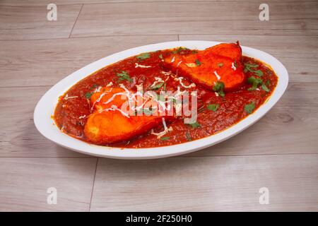 Paneer Butter Masala oder Cheese Cottage Curry, beliebtes indisches Mittag- oder Abendmenü, serviert auf launischem Hintergrund, selektiver Fokus Stockfoto