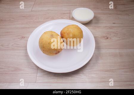 Getrocknete Früchte Kachori ist eine kleine, runde Kugel gefüllt mit Masala und Cashew Stockfoto