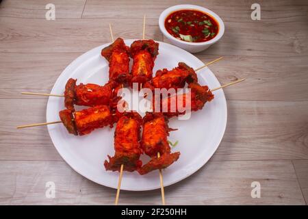 Paneer Satay oder würziger Quark, serviert mit Paprika und Zwiebeln, beliebtes indisches Vorspeisen-Menü, selektiver Fokus Stockfoto