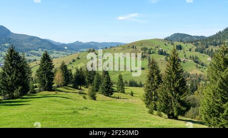 CAMPULUNG MOLDOVENESC, SIEBENBÜRGEN/RUMÄNIEN - SEPTEMBER 18 : Ackerland in der Nähe von Campulung Moldovenesc Siebenbürgen Rumänien auf Septem Stockfoto