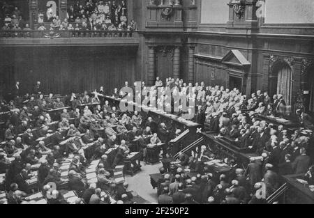 Ein Vintage-Foto des Deutschen Reichstags oder bundestages, das von Bundeskanzler Dr. Georg Michaelis um 1917 angesprochen wurde. Er war vom 14. Juli 1917 bis zum 24. Oktober 1917 Kanzler und seine wichtigste Errungenschaft war es, die herrschenden Klassen zu ermutigen, Friedensgespräche mit Russland zu eröffnen. Stockfoto