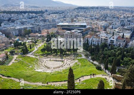 Athen, Griechenland - 16. FEB 2020 - Panoramablick auf das Dionysostheater am Fuße der Akropolis in Athen, Griechenland. Stockfoto