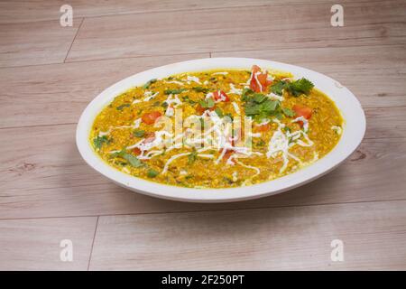 Masala Anda Bhurji oder würzige indische Rühreier Beliebte Street Food in Mumbai. Serviert in weißem Geschirr über launischen Hintergrund. Selektiver Fokus Stockfoto