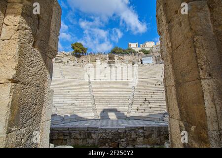 Athen, Griechenland - FEB 16, 2020 - Theater der Dionysos Ruinen, Akropolis, Athen, Griechenland Stockfoto