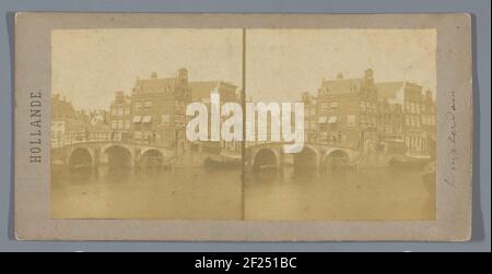 Une Rue d'Amsterdam; Hollande.der Caetsbaanbrug in der Prinsengracht über die Lauriergracht. An der Ecke Prinsengracht Nr. 252. Stockfoto