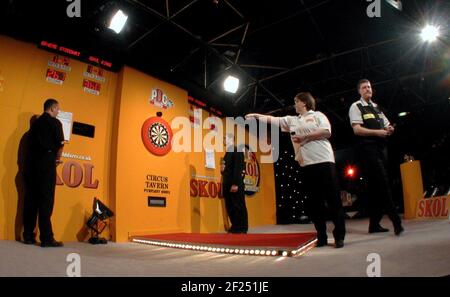 SKOL WELT DARTS CHAMPS DEZEMBER 2001AT DIE ZIRKUSSCHÄNKE PERFLEET GAYL KING WÄHREND IHRES 1ST-RUNDEN-MATCHES MIT GRAEME STODDART Stockfoto