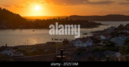 Sonnenuntergang über dem Archipel von Rortangen und der großen Insel Bratton Stockfoto