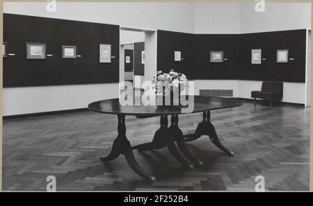 Zimmer mit verschiedenen Werken an den Wänden, Tisch mit Blumen in der Mitte, ein Stuhl und eine Passage; Ausstellung biblische Inspiration: Zeichnungen und Drucke von Lucas van Leyden und Rembrandt .. Stockfoto