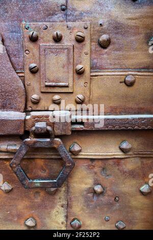 Alte rostige Tür, und schieben Sie die Schraube in der Città Alta von Bergamo Stockfoto