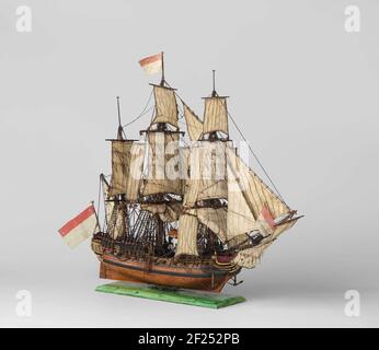 Modell einer 24-Gun Frigate.Polychromiertes und bezeugte, kleines dekoratives Blockmodell. Vier und zwanzig Stücke sind in einer Schicht angeordnet. Drei Ebenen: Unterer Schatten (Tore), Zwischendeck, Läusepass und Backdeck und Semi-Deck mit Gehgängen. Das Sheek-Bild ist ein gekrönter Löwe. Faltiger Spiegel, hohle wulf mit zwei Toren, Zaun eines Stockwerks mit Ranken-Schnitzerei und einem Medaillon mit Kopf; Seitengalerien eines Stockwerks mit Geländer oben und Fischschwanz. Gerades Rühren mit quadratischem Dach, Lenkrad auf dem Semi-Deck. Das Modell ist mit zwei Ankern, einem doppelten y-förmigen Kamin ausgestattet Stockfoto