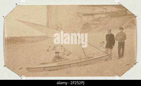 Segelboot am Strand bei petites-Dalles; ma pirogue à voile .. Stockfoto