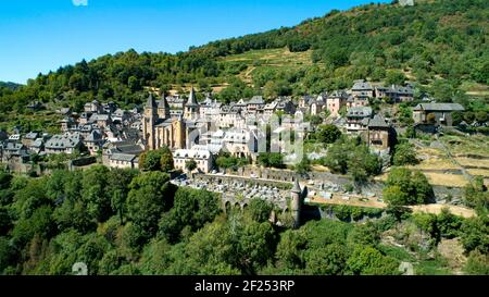 Luftaufnahme des Dorfes Conques, Aveyron, Frankreich Stockfoto