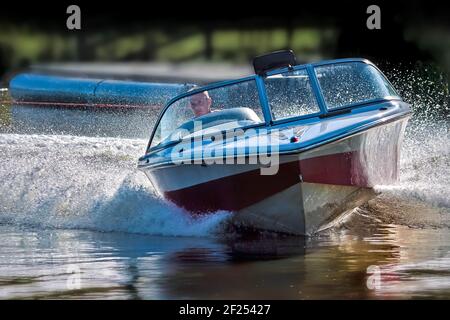 Wasserski am Wiremill Lake East Grinstead Stockfoto