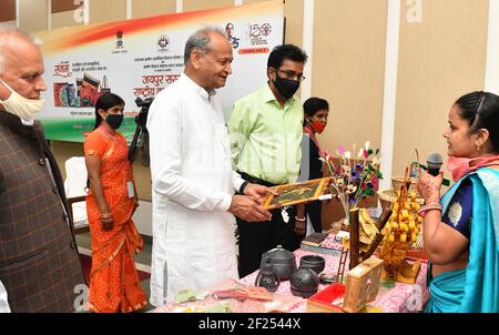 Jaipur, Rajasthan, Indien, 10. März 2021: Rajasthan Chief Minister Ashok Gehlot interagiert mit einem Künstler der Frau Selbsthilfegruppe nach der Einweihung National Craft Fair in Ramleela Ground in Jaipur. Kredit: Sumit Saraswat/Alamy Live Nachrichten Stockfoto