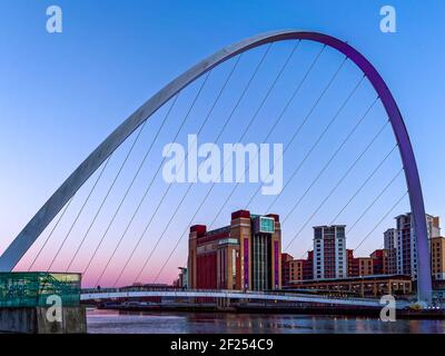 GATESHEAD, Tyne und Wear/UK - Januar 20: Blick auf die Millennium Bridge in der Dämmerung in Gateshead, Tyne und am 20. Januar 2018 Verschleiß Stockfoto