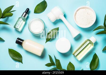 Hautpflegeprodukt auf blauem Hintergrund. Stockfoto