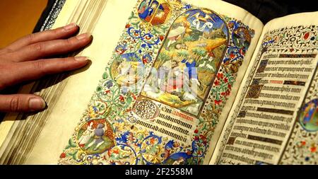 Eine Seite aus den Bedford-Stunden, im Besitz des Herzogs von Bedford, eine reich illustrierte mittelalterliche Handschrift, die in der British Library 23march. Bis 2. juli zu sehen ist Bild David Sandison Stockfoto