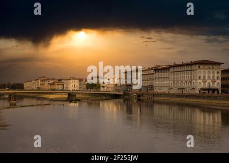 FLORENZ, TOSKANA/ITALIEN - OKTOBER 20 : Blick auf Gebäude entlang und über den Arno in Florenz am 20. Oktober 2019. Unide Stockfoto