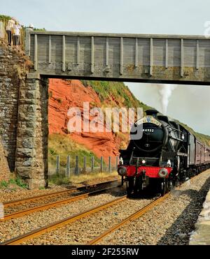 LMS Black Five No 44932 unter der Rockstone Bridge in Dawlish mit der Royal Duchy Railtour nach Cornwall. 1st. September 2013. Stockfoto