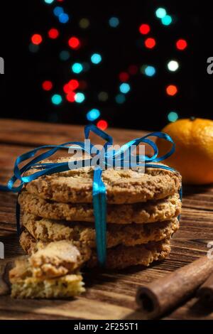 Neujahr Weihnachten Haferflocken Cookies, schön gebunden mit einem blauen Band, Nahaufnahme. Hausgemachte Kuchen, Geschenk, Verpackung. Stockfoto