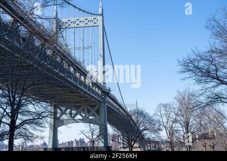 NEW YORK, NEW YORK - MÄRZ 9: Die Triborough Bridge (offiziell bekannt als die Robert F. Kennedy Bridge, und auch bekannt als die RFK Bridge) hoch abo gesehen Stockfoto