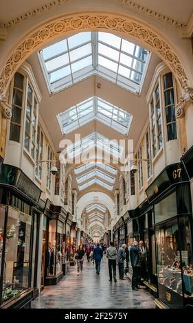 London, Großbritannien - September 20 2018: Die Burlington Arcade. Es ist eine überdachte Einkaufspassage, die hinter der Bond Street von Piccadilly nach Burlin führt Stockfoto