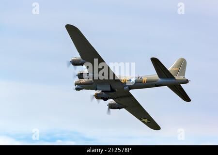 Memphis Belle Boeing B 17 Bomber fliegt über Shoreham Airfield Stockfoto