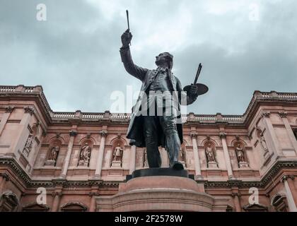 Die Statue von Joshua Reynolds im Innenhof des Burlington House, auf Piccadilly, London. Reynolds war ein englischer Maler. Stockfoto