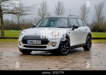 2015 Mini Cooper 5-Türluke in Form einer PMW-F55, kleines britisches Auto, gebaut in Cowley, Oxford von BMW Stockfoto