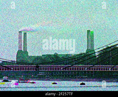 Battersea Power Station, London 1971 wurde mit drei Schwarz-Weiß-Negativen durch RGB-Farbtrennungsfilter aufgenommen und stark vergrößert, um Körnung zu zeigen. Stockfoto