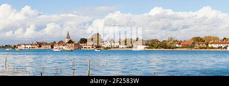 Ein Panoramablick auf die Flut im Dorf Bosham, West Sussex. Hier soll König Canute (Knut) die Flut angewiesen haben, zurückzugehen. Stockfoto