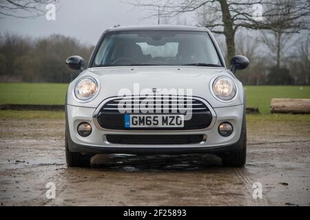 2015 Mini Cooper 5-Türluke in Form einer PMW-F55, kleines britisches Auto, gebaut in Cowley, Oxford von BMW Stockfoto