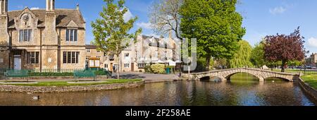 Am frühen Morgen Panoramablick auf den Fluss Windrush fließt durch die Cotswold Dorf Bourton auf dem Wasser, Gloucestershire UK Stockfoto