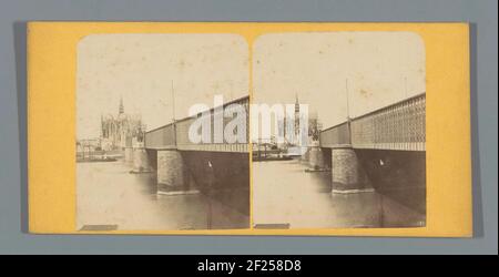 Blick auf die Dombrücke in Köln mit dem Kölner Dom im Hintergrund; Köln (Preusse) Perspektive du Pont de Fer et Cathédrale .. Stockfoto