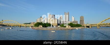 Boote vor Point State Park, Pittsburgh, Pennsylvania Stockfoto