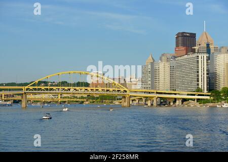 Fort Duquesne Bridge über den Allegheny River und die Innenstadt von Pittsburgh vom Monongahela River, Pittsburgh, Pennsylvania Stockfoto