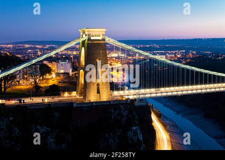 Dämmerung fällt über die Clifton Suspension Bridge, Bristol UK - entworfen von Isambard Kingdom Brunel und fertiggestellt 1864. Stockfoto